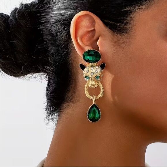 💚 NEW Elegant Gold and Green Panther Earrings 💚 - Picture 2 of 6